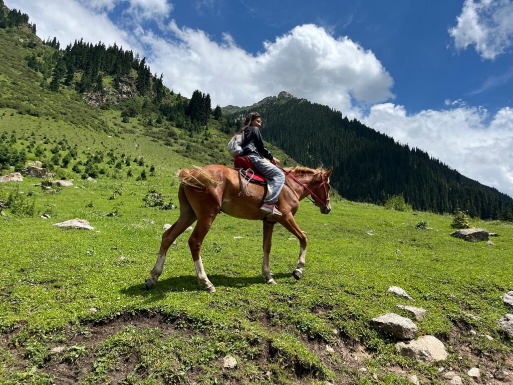 Alessandra Nitti a cavallo in Kirghizistan