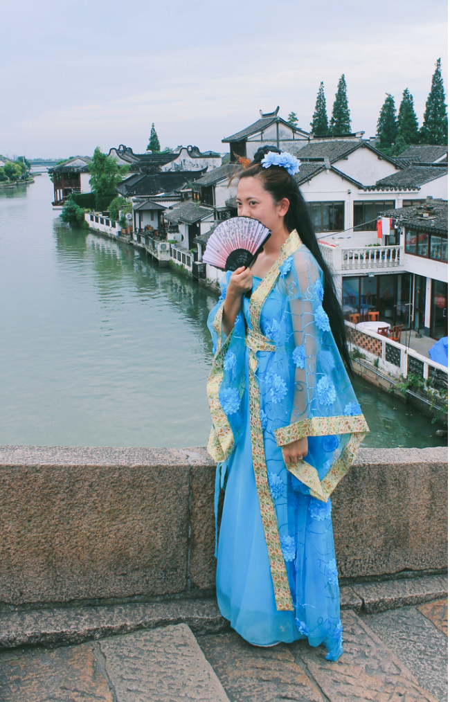 Donna cinese con ventaglio